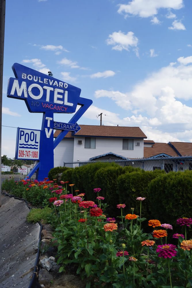 Front Sign of Boulevard Motel